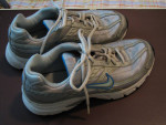 Size 7 Women's NIKE shoes - Lot #264e - socmom