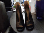 Lots of shoes size is 8 8 1/2 and 9