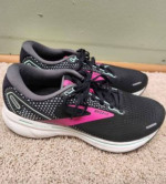Brooks ghost 14 womens shoes. ( Size 8.5 ) Black & pink. New!