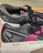 Brooks ghost 14 womens shoes. ( Size 8.5 ) Black & pink. New!