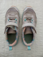 Girls Youth Size 2 Under Armor Shoes in great condition