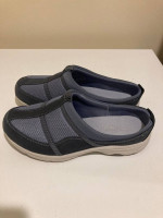 New Women Easy Spirit Clogs / Shoes size 8.5 W
