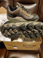 (New) Men's Oboz size 9 hiking shoes
