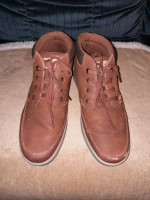 LIKE NEW MEN'S LEVI'S ANKLE SNEAKER SHOES, SIZE 9 1/2