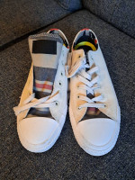 CONVERSE SHOES, WOMENS 9, MENS 7