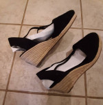 Womens Size 8 Black Wedgie Sandals -- Shoes by Kelly and Katies