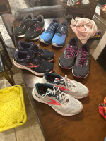 Like new womens brooks running shoes size 9.5