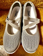 BZEES Arched Taupe Shoes Size 9,5