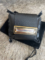 Leather black strap with gold details Carolee Luces bracelet
