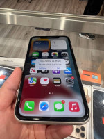 LIKE NEW IN STORE IPHONE 11 64 GB UNLOCKED ANY CARRIER