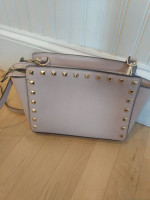 MICHAEL KORS LEATHER MESSENGER HANDBAG