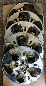 5 Jeep Wrangler 18' wheel HubCaps black red center
