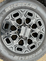 oem 20” GMC Chevy 2500 wheels 275/65/20 Michelin Tires 8x180