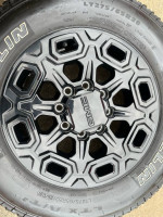 oem 20” GMC Chevy 2500 wheels 275/65/20 Michelin Tires 8x180