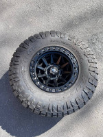 35x12.5x17 / beadlock wheels and tires