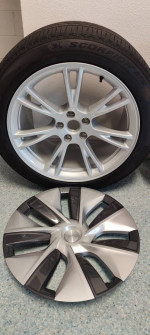 2023 Tesla Model Y 19" Factory Wheels + Tires + TPMS OEM Take offs