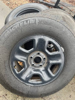 2023 JEEP WRANGLER TIRES WITH BLACK JEEP RIMS 245/75R17 LIKE NEW set 5