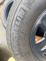 2023 JEEP WRANGLER TIRES WITH BLACK JEEP RIMS 245/75R17 LIKE NEW set 5